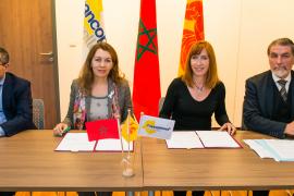 Pascale Delcomminette et Nadia El Hnot signent le procès verbal de la réunion